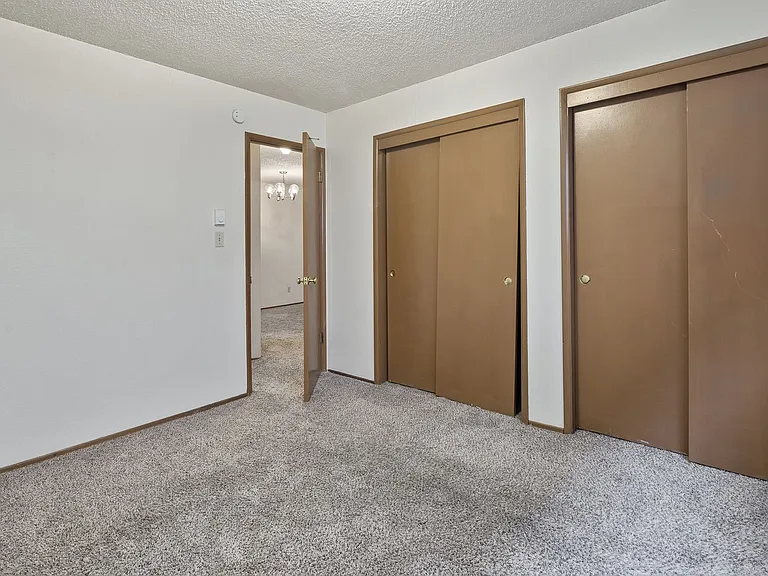 Executive Arms Apartments — Photo 9