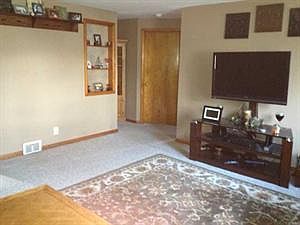 4th image of 84 Ellen Dr