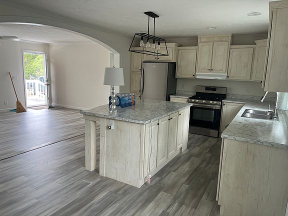 4th image of 252 Stag Dr