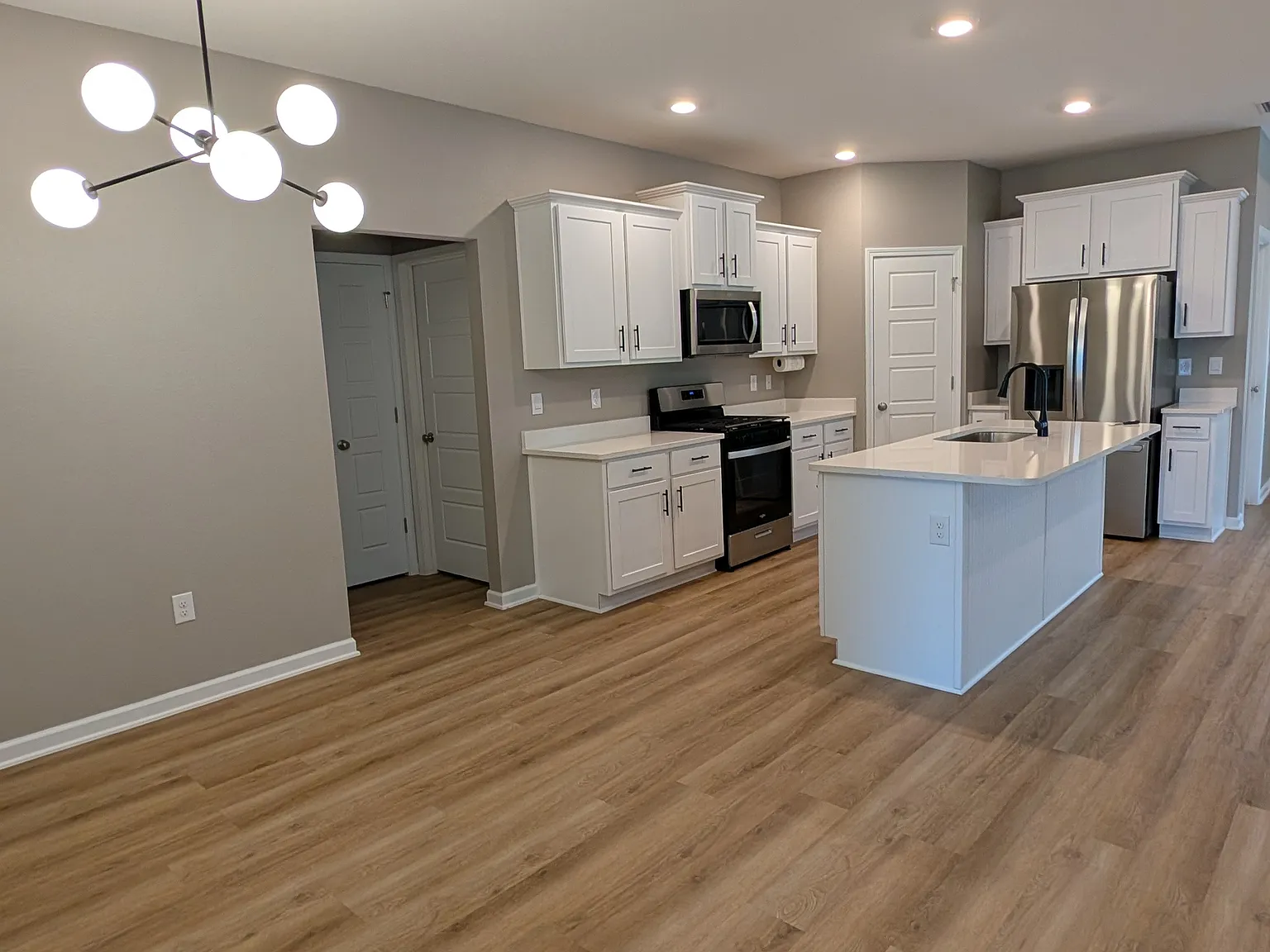 4 bed, 1948 sqft, $2,600 — Photo 2
