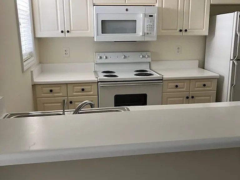 715 Clearwater Ct #L — Photo 4
