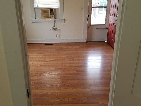 5th image of 304 E Elm St