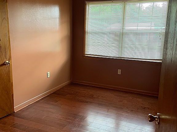 3rd image of 2289 Wood Glen Cv