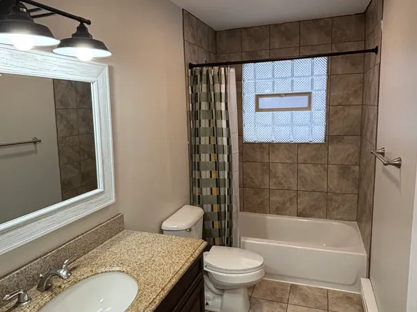 74 Village Ct APT 4, Ortonville, MI 48462