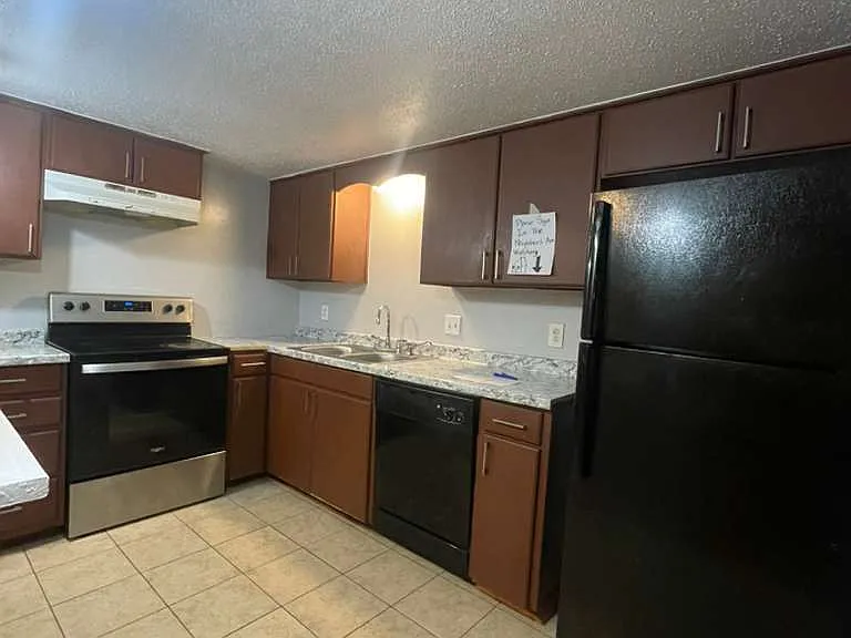 2408 Hollandale Cir #B — Photo 2