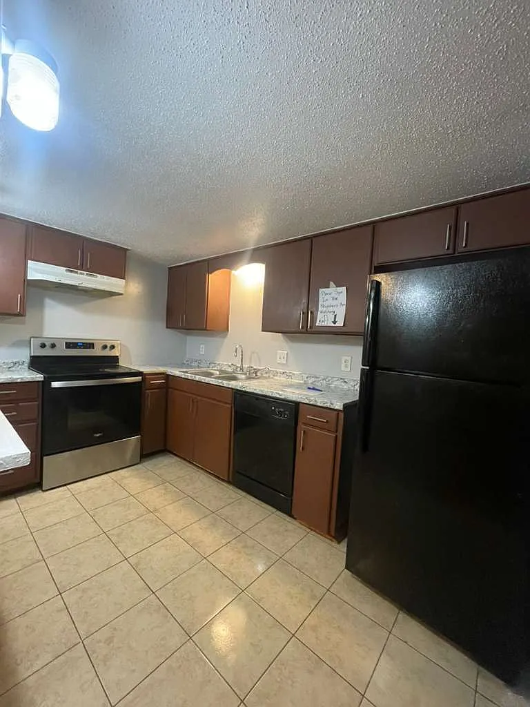 Building Photo - 2408 Hollandale Cir #B