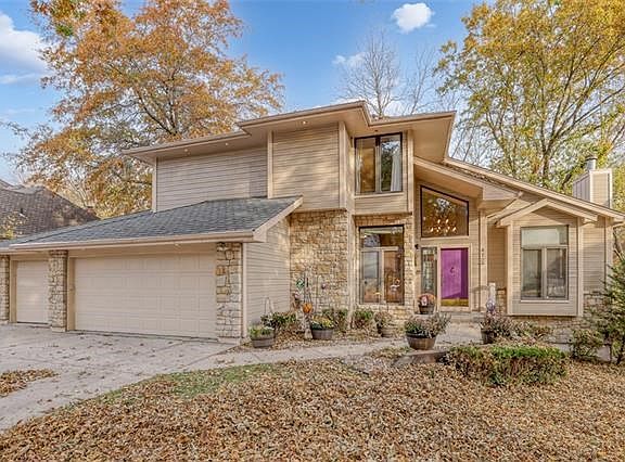 2nd image of 412 NW Cottonwood Dr