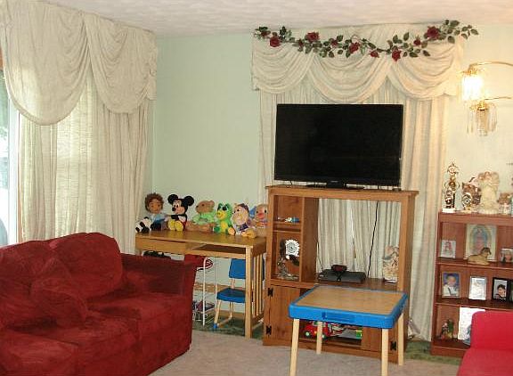 5th image of 1049 Charlton St