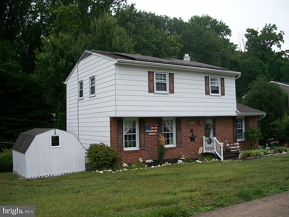 3rd image of 1633 Honeysuckle Dr