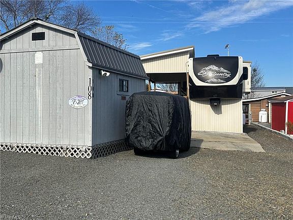 3rd image of 108 Grand View Dr