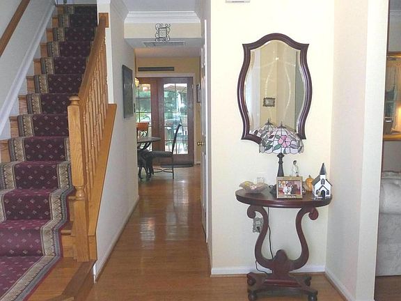 Foyer w/Hardwood Floors