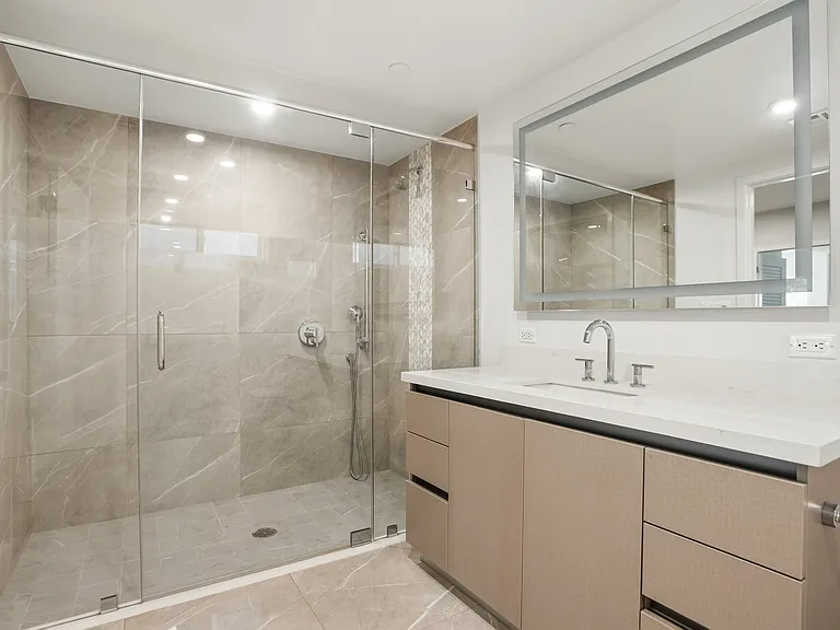 1070 S Holt Ave — Photo 34