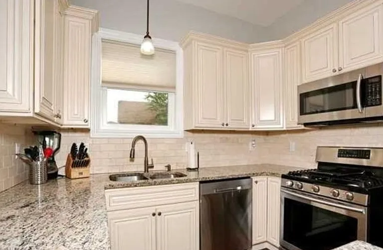427 Monroe St — Photo 4