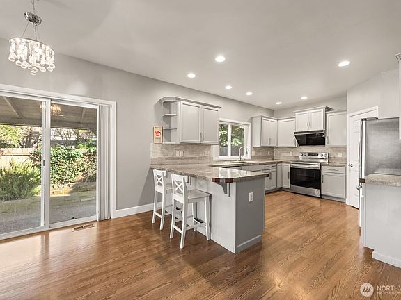 3rd image of 4218 NE 9th Cir