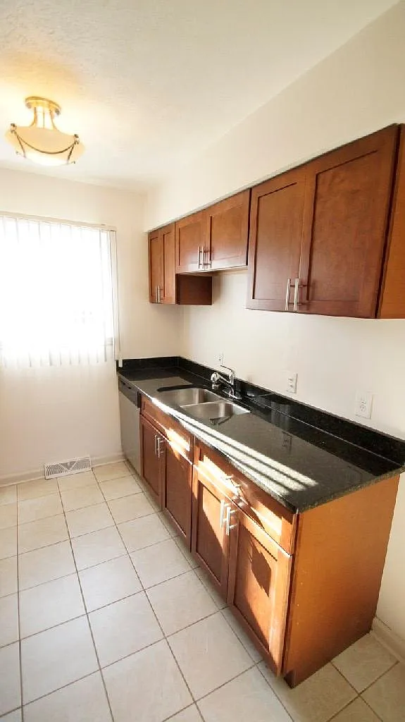 Building Photo - 7323 Marlborough Ave #UP