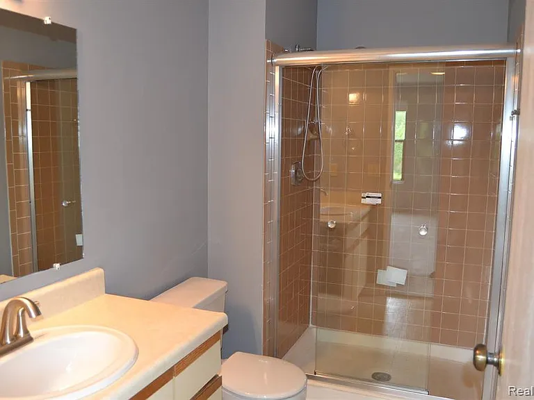 19259 Surrey Ln #0 — Photo 9