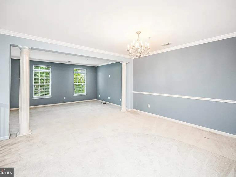 2515 Eastbourne Dr — Photo 5