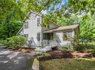 55 Pilgrim Ln, Manchester, CT 06040