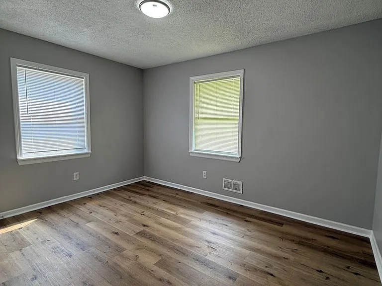 10919 Ewing Ave — Photo 6