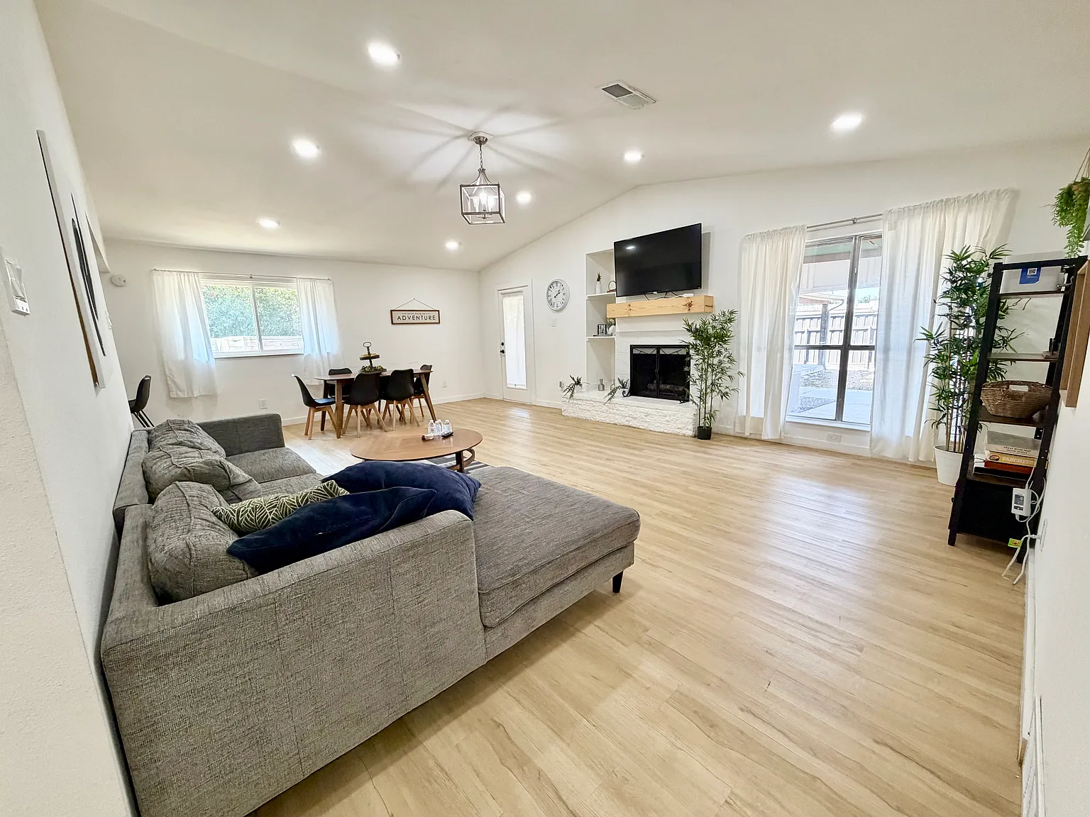 5 bed, 2106 sqft, $3,200 — Photo 3