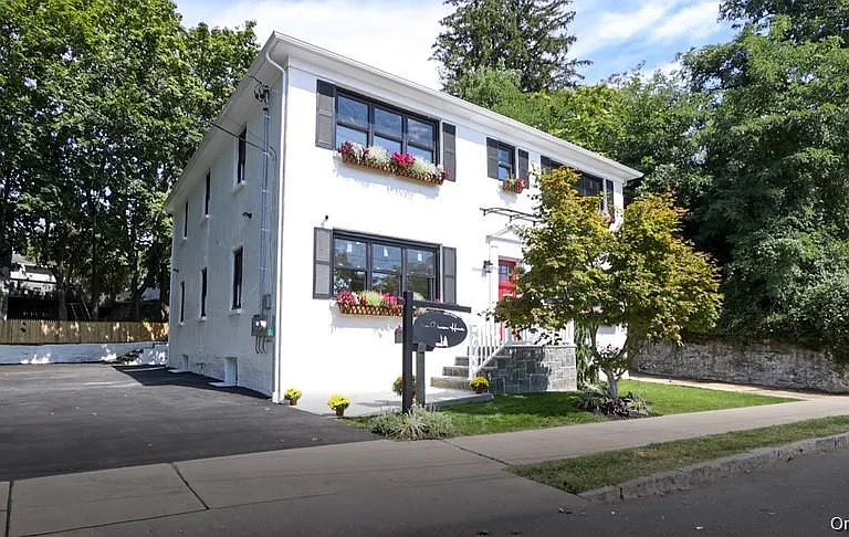 25 Van Duzen Pl #1 — Photo 1