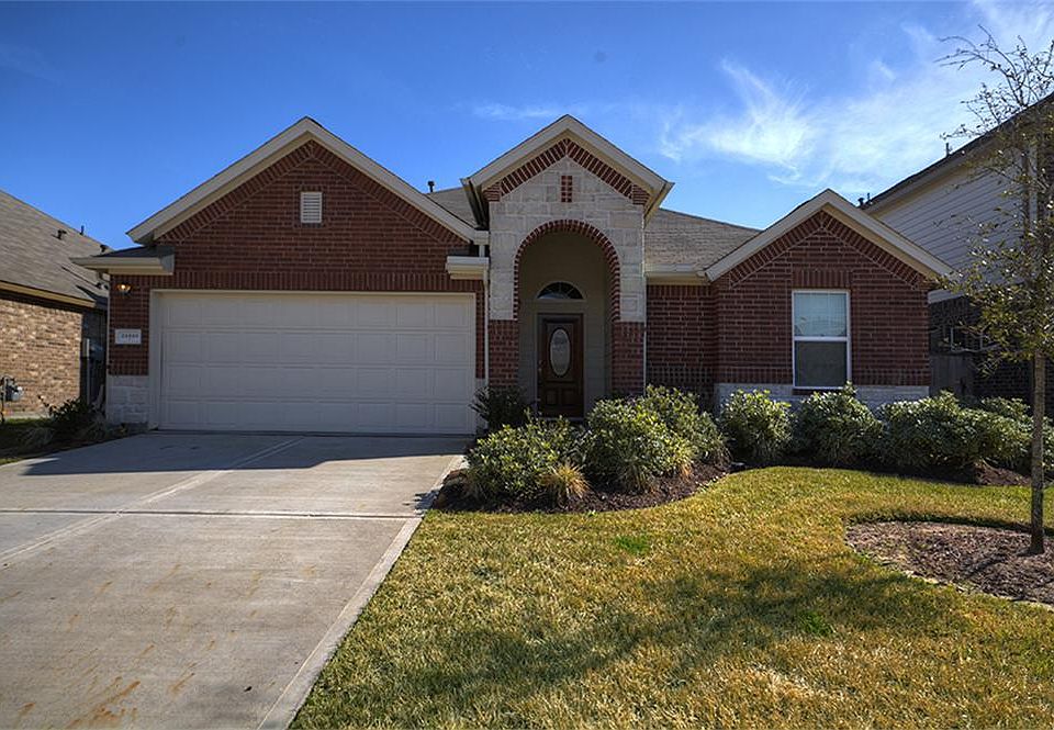 Lovely street and beautiful elevation to this desirable 1 1/2 story floor plan