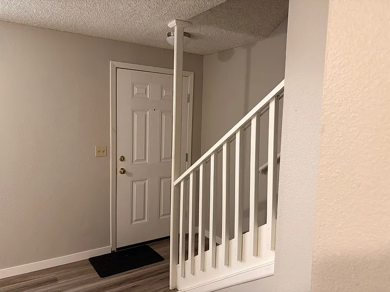 ZhH608 - R Street Apts — Photo 12