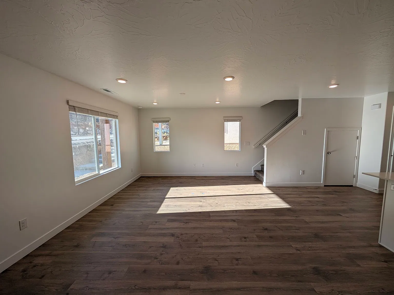 3 bed, 2.5 bath, 1372 sqft, $2,050 — Photo 3