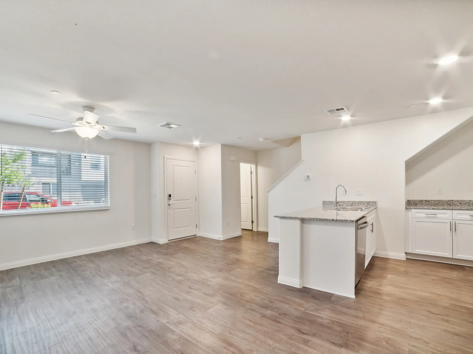 3 bed, 2.5 bath, 1352 sqft, $2,000 — Photo 2