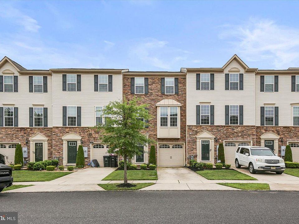 1st image of 81 Village Green Ln