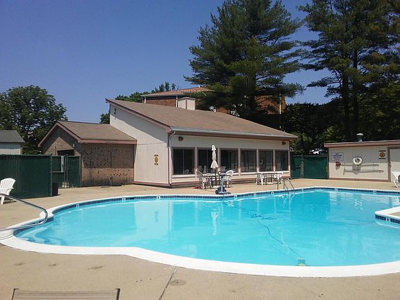 5th image of 756 Quaker Ln