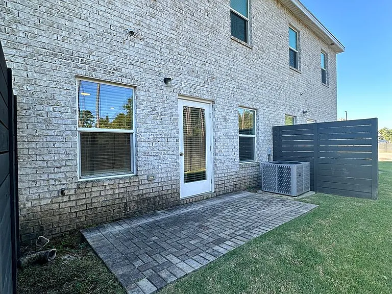 1811 Stable Ln — Photo 20