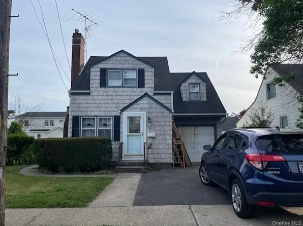 17 Pierce Street, Hicksville, NY 11801