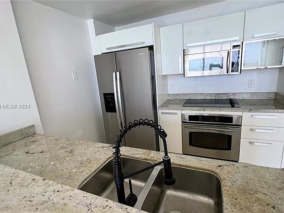 3rd image of 601 NE 36th St APT 1111