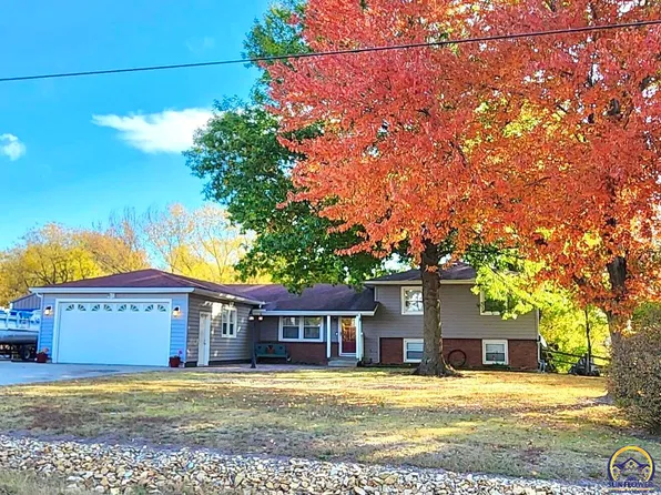 5822 NW Green Hills Rd, Topeka, KS 66618