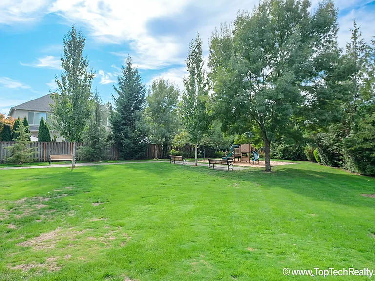 504 NE Caden Ave — Photo 23