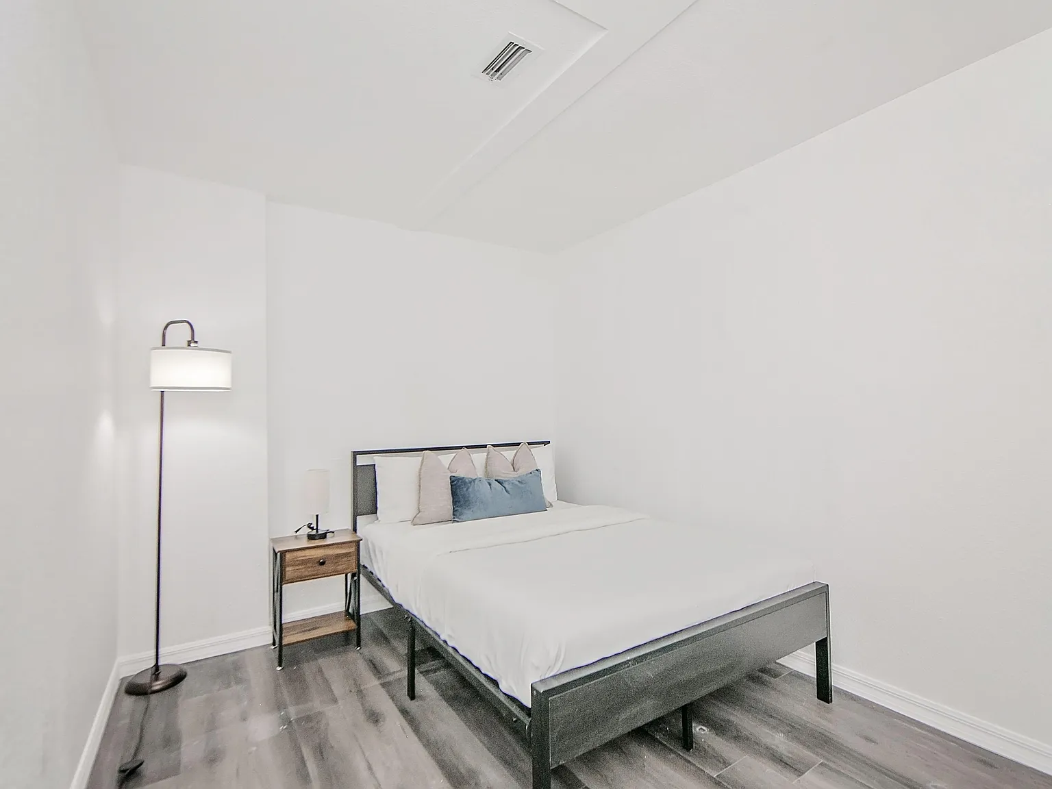4 bed, 2.0 bath, 2000 sqft, $767 — Photo 2