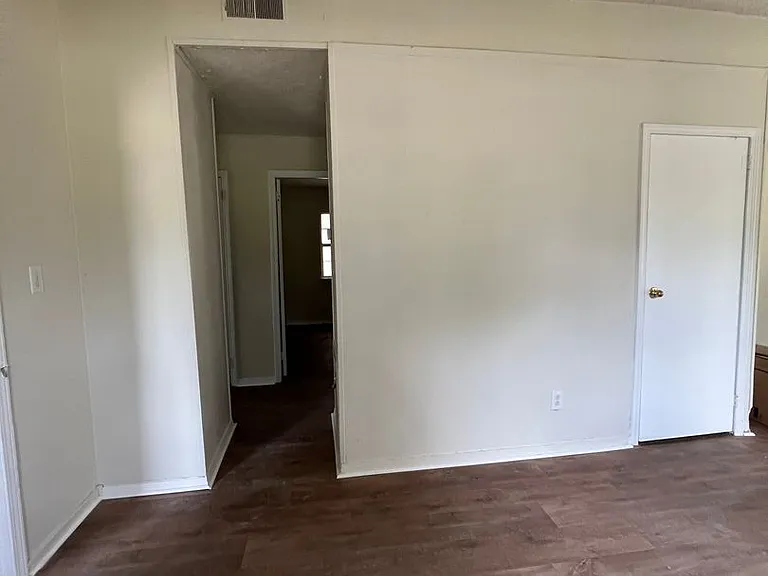 906 Kings Rd — Photo 5