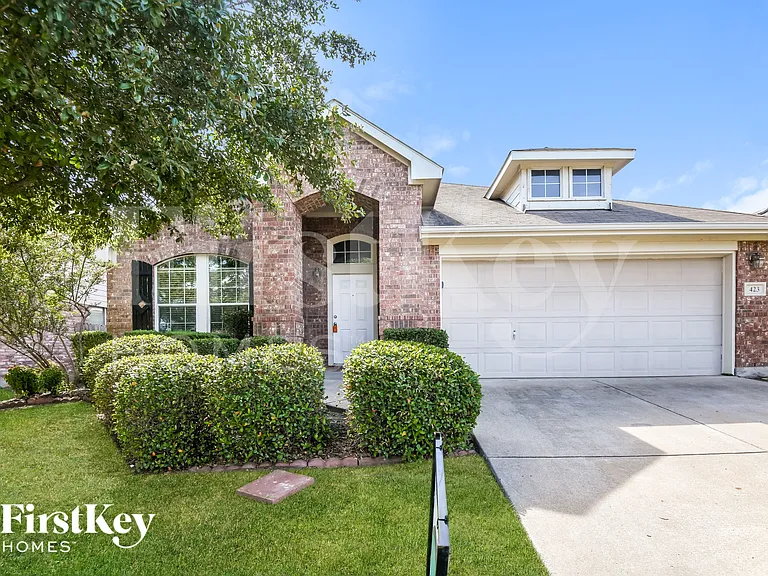 423 Hackberry Dr — Photo 1