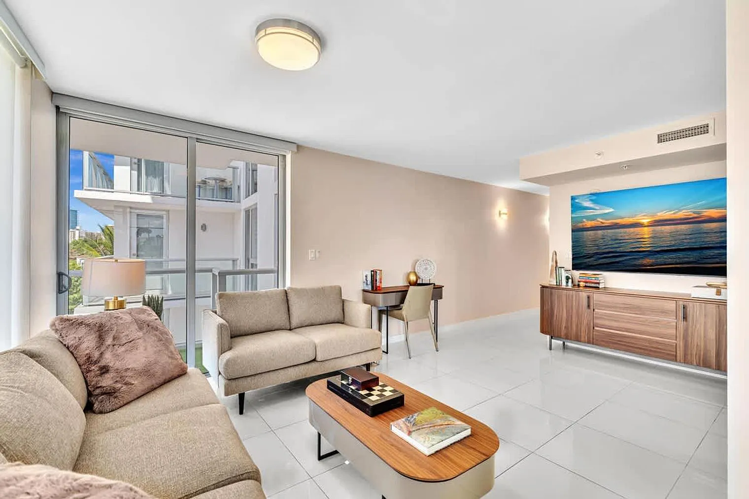2 bed, 2.0 bath, 1367 sqft, $9,600 — Photo 4