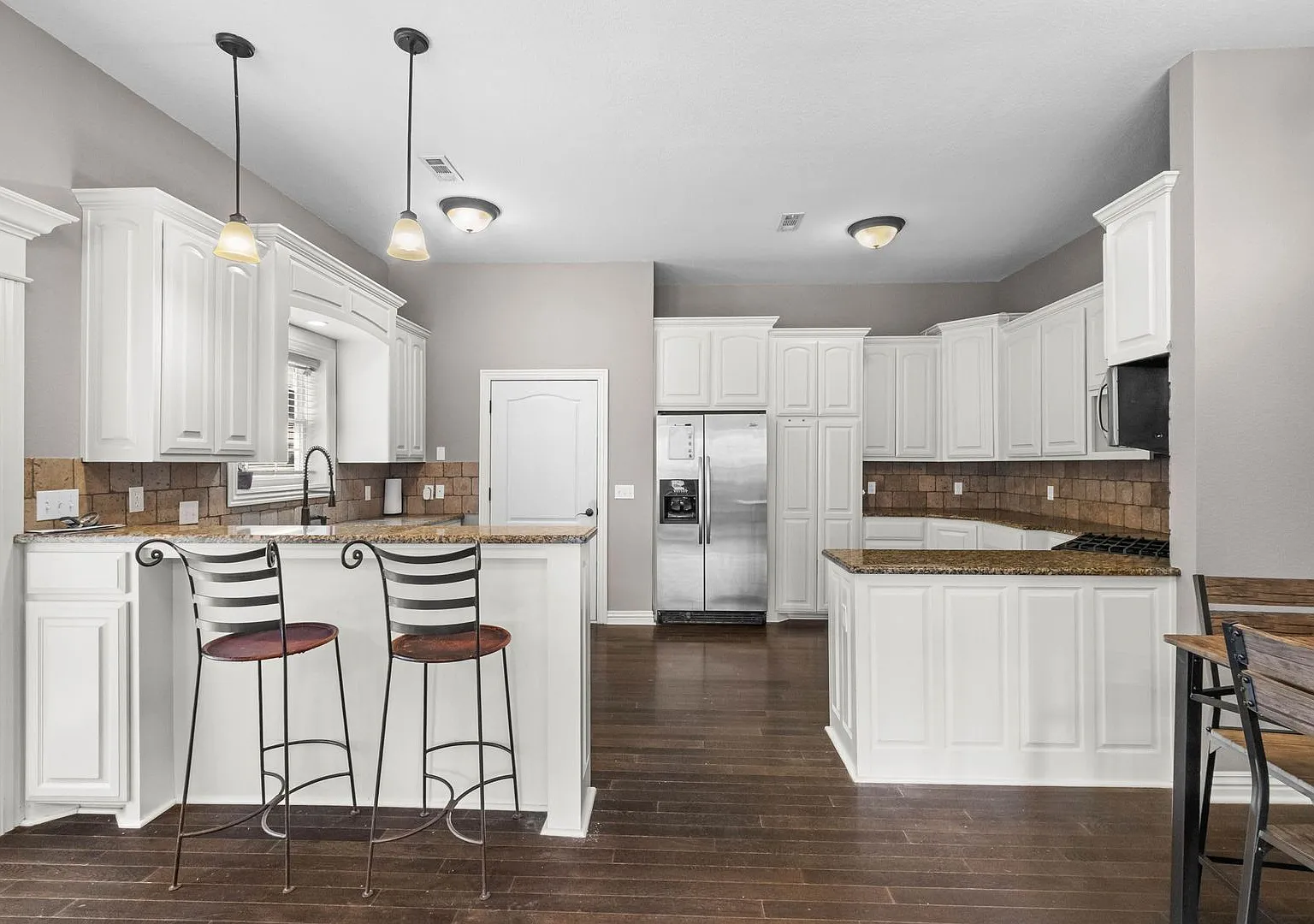 Furnished 3 bed/2.5 bath — Photo 4