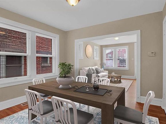 Dining room (Staged)