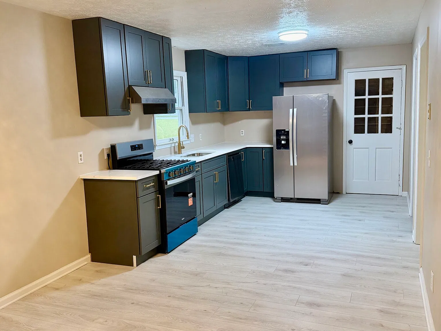 3 bed, 2.0 bath, 1501 sqft, $2,000 — Photo 4