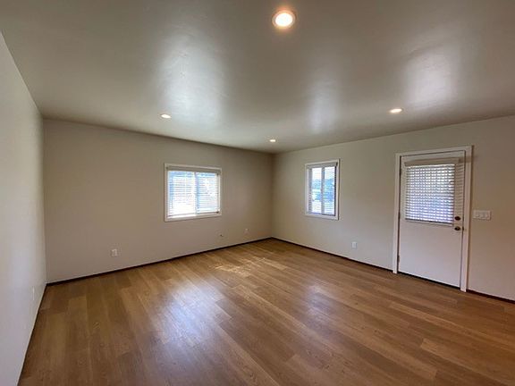 3rd image of 1317 Hilby Ave #1317