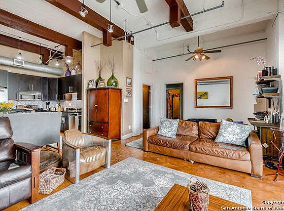 5th image of 831 S Flores St #2407