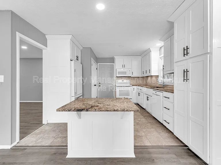 3204 N Wildan Ave — Photo 6