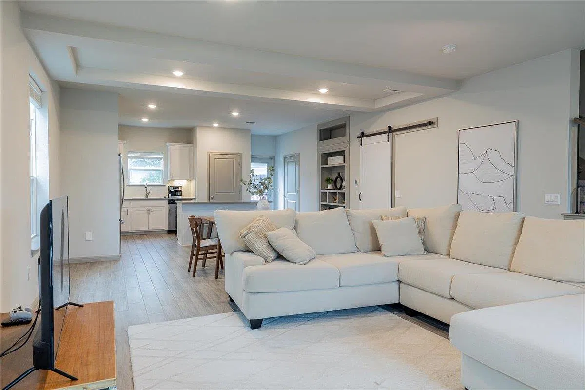 3 bed, 2.5 bath, 1840 sqft, $2,200 — Photo 3