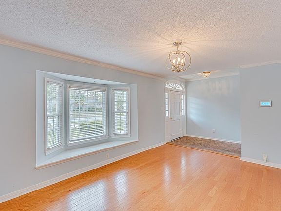 4th image of 375 Bridle Path Way