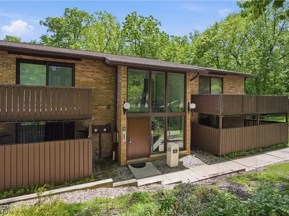 6895 Carriage Hill Dr, Brecksville, OH 44141