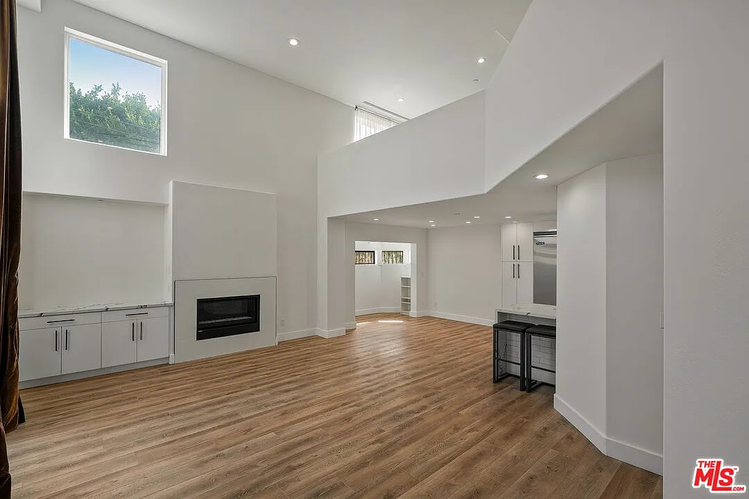 3 bed, 3.0 bath, 2178 sqft, $9,000 — Photo 3